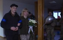 Війна не завадила: двоє військових побралися на українських позиціях (відео)