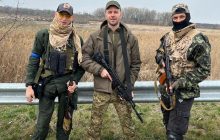 Макс Барських з автоматом в руках показав, як проходить його військова підготовка