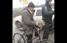 Український дід поцупив в окупантів форму й печиво з танка на власному подвір'ї (відео)