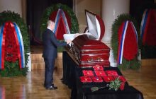 Жириновського поховали під співи Кирила: через Путіна всіх вивели (відео)
