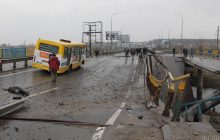 Багато загиблих: фоторепортаж з місця ексгумації тіл з братської могили в Бучі