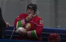 Лукашенка вдарили ключкою по обличчю під час хокейного поєдинку: інцидент потрапив на відео