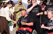 Втратив ноги, але не силу духу: поранений розвідник повернувся служити на блокпост