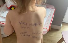 СМИ узнали о судьбе девочки с номером телефона на спине, фото которой поразило сеть