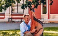 Украинский военный исполнил на бандуре "Ніч яка місячна" и стал звездой интернета (видео)