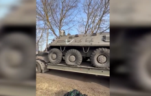 На Київщині українські прикордонники отримали трофейний російський БТР (відео)