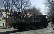 В центре Одессы убирают противотанковые "ежи" (фото)