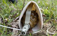 ГСЧС показала, как пиротехник обезвреживает мину, замаскированную под клеточную сумку