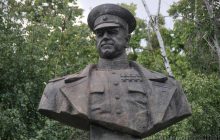 В Харькове демонтировали памятник Жукову (видео)