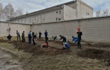 В России студентов заставили рыть окопы прямо во дворе техникума (фото, видео)