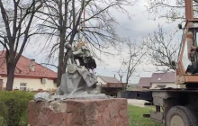 В Черновцах снесли два советских памятника (видео)