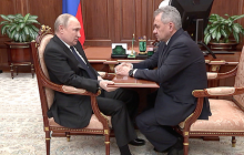 Короткий стол, нервный Путин и Шойгу на монтаже: совещание президента РФ высмеяли в сети