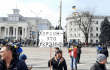 В Херсоне оккупанты заставляют местных работать на РФ и вывозить награбленное ими в Крым