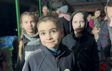 Почти два месяца не видели солнца: военные показали детей, которые прячутся в подвалах "Азовстали" (видео)