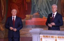 Путин в 2021 году был в том же костюме и с той же свечой на Пасху, что в 2022-м