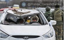 Маріупольцям на понівечених автомобілях вдалося вирватися з міста (фото)