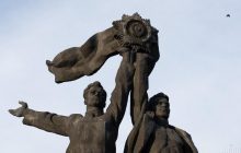 В Киеве демонтируют символ "дружбы с РФ" - скульптуру рабочих (фото, видео)