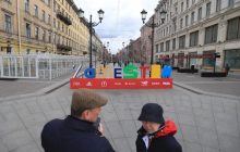 В России "помянули" ушедшие из страны бренды странной инсталляцией