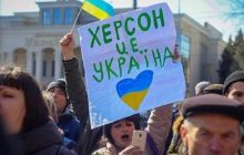 Оккупанты демонтируют стелу с гербом Украины, установленную на въезде в Каховку (фото)