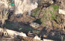 Россияне из танка в упор расстреляли дом в Мариуполе, где прятались люди (видео)