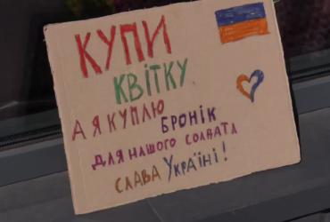 В Кропивницком семилетняя школьница продавала цветы, собирая деньги для армии (видео)