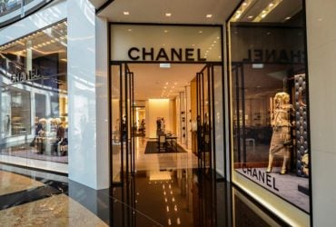В Chanel подтвердили, что не разрешают россиянам носить фирменные вещи в РФ