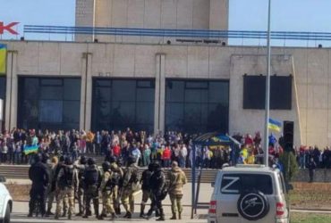 Оккупанты совершили массированный обстрел в Энергодаре во время митинга за Украину (видео)