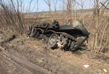 Розірвало на частини, екіпаж вигорів: під Сумами знищили російський танк (фото)