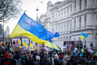 Жителі Рубіжного, яких вивезли в Луганськ, вивісили український прапор і влаштували мітинг