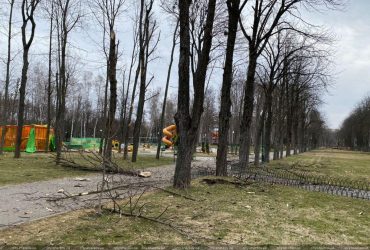 Оккупанты обстреляли парк Горького в Харькове, ранен один человек (фото)