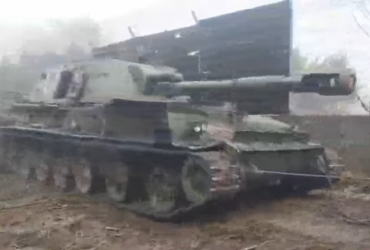 Украинские воины захватили вражеский плавучий бронетранспортер и САУ (видео)