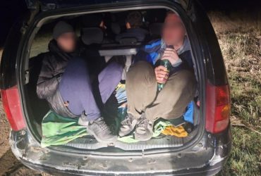 Не знали ім'я бабусі: на Одещині зупинили авто, набите онуками-ухилянтами (фото)