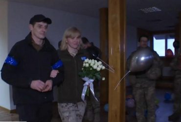 Війна не завадила: двоє військових побралися на українських позиціях (відео)