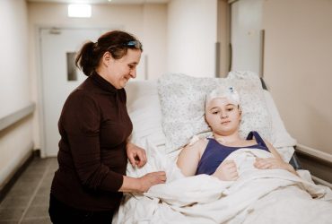 Лікарі Охматдита дістали з голови 13-річної дівчинки уламок російського снаряда (фото)