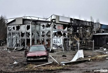 Тела на дороге и сожженные авто: Житомирскую трассу показали после обстрелов оккупантов (фото)