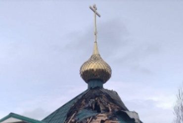 На Луганщині окупанти обстріляли храм, поранено священників (фото)