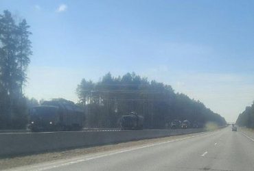 У Білорусі помітили колону військової техніки РФ, яка рухалася в бік Москви (відео)