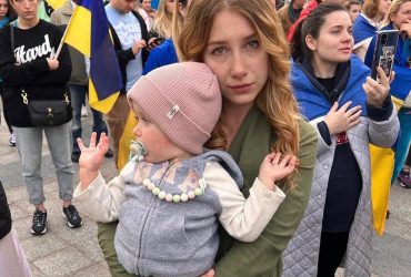 Заплаканная Стася Ровинская призвала игнорировать ее маму Снежану Егорову