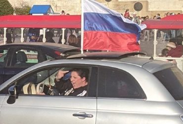 На підтримку звірств РФ: у Греції та Німеччині відбулися автопробіги з триколором (відео)