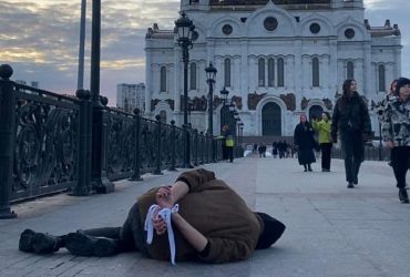 В Москве неизвестный в рамках акции перевоплотился в жертву зверств войск РФ в Буче (фото)