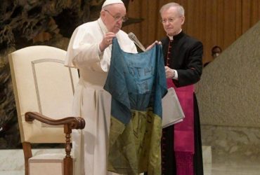 Папа Римский осудил резню в Буче и развернул украинский флаг (фото)