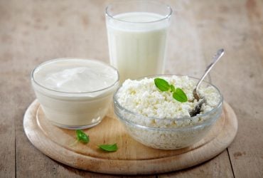 Как проверить качество творога: 4 способа отличить подделку