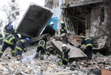 Не успевают разбирать завалы: спасателям срочно нужна помощь добровольцев