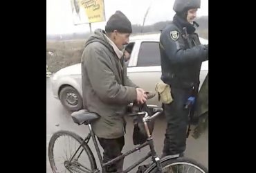 Украинский дед украл у оккупантов форму и печенье из танка на собственном дворе (видео)