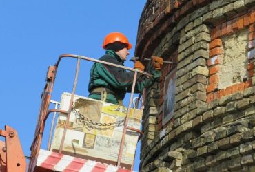 У Новгород-Сіверському нарешті демонтували портрети Сталіна та Леніна (фото)
