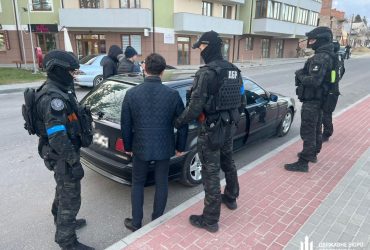 На Львівщині затримали посадовця, який вимагав 100 тисяч гривень у волонтера