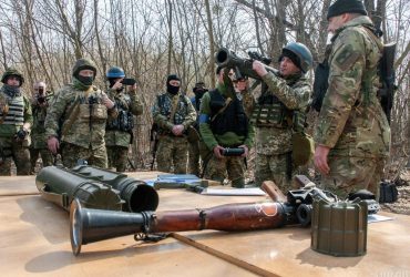 Добровольцев терробороны просят отдать оружие на хранение