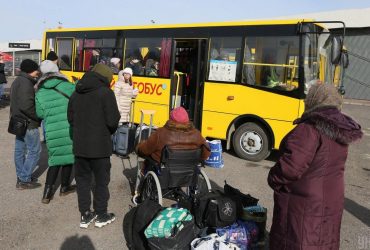 Российские военные накрыли огнем эвакуационный автобус в Луганской области
