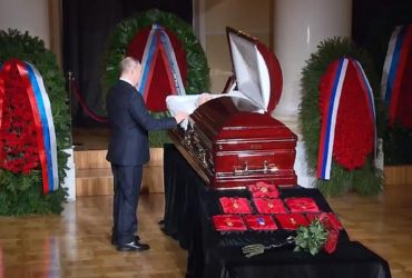 Жириновского похоронили под песнопения Кирилла: ради Путина всех вывели (видео)