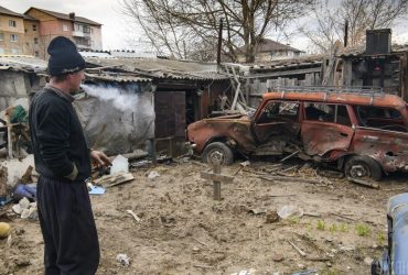 Могили у дворах та суцільне згарище: Гостомель після визволення від окупантів (фоторепортаж)